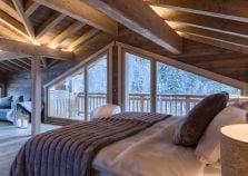 Spacious double bedroom in chalet