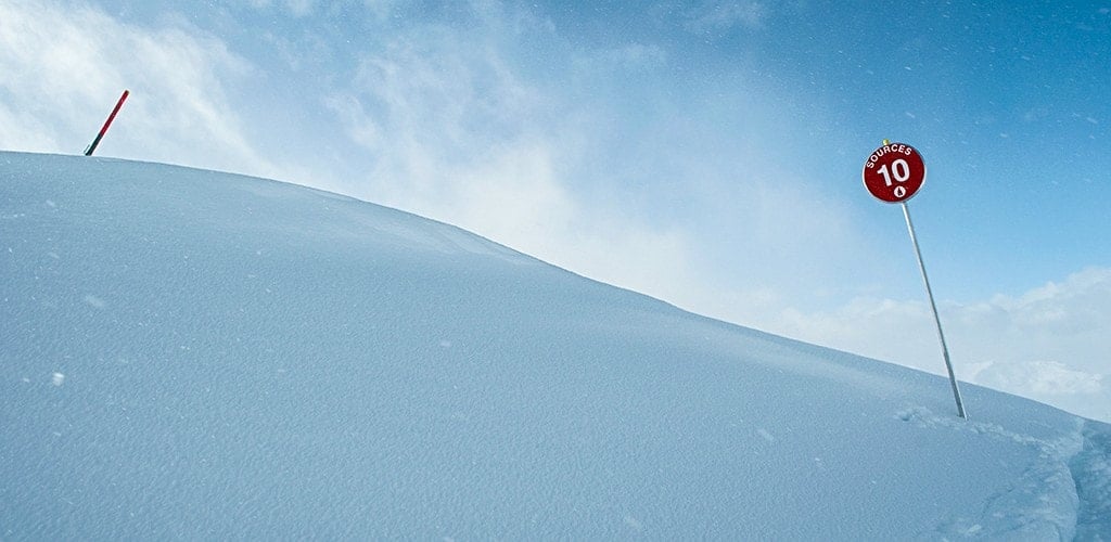 A red piste sign on the piste above Montalbert