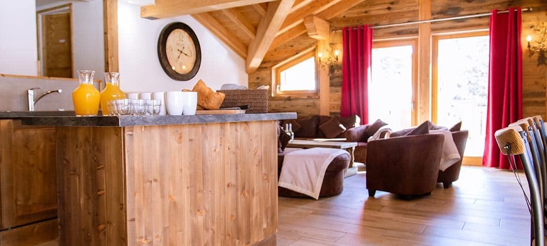 The kitchen bar and lounge of Chalet Mira in La Plagne