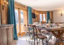 The dining area at Chalet Capela