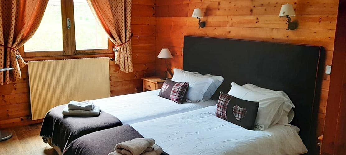 Twin bedroom in self catered Courchevel ski apartment