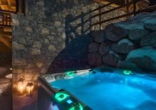 Outdoor hot tub in Morzine