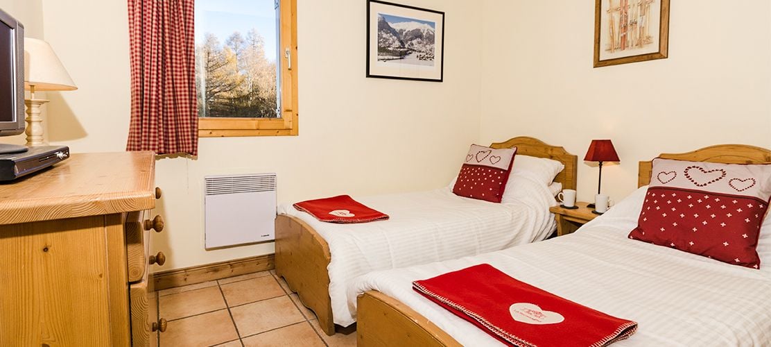 Twin bedroom with view over the mountains 