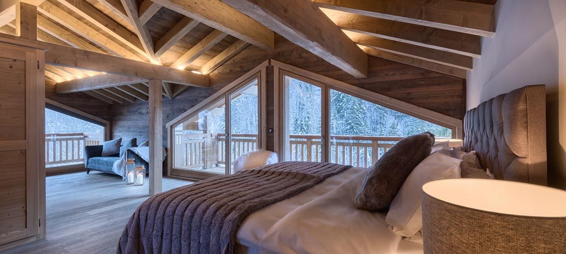 Spacious double bedroom in chalet