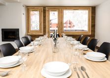Large dining table with a view over the pistes