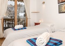 Twin bedroom with balcony